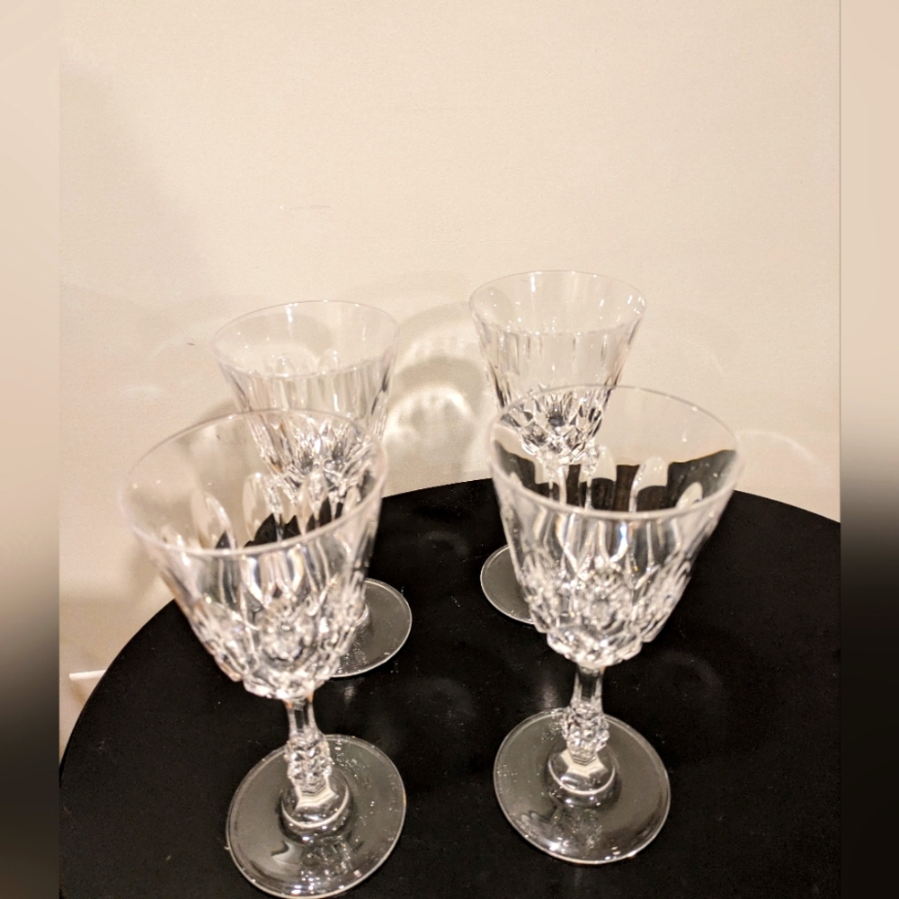 Set of 4 Crystal Wine Glassware. Set With Hand Blown